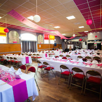 Salle avec estrade pour Mariage, Repas de familles, Séminaire, Banquet, Soirée à thème, Salon de danse